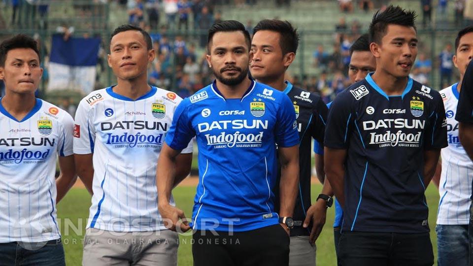 Zulham Malik Zamrun (tengah) memakai kostum Persib Bandung warna biru.